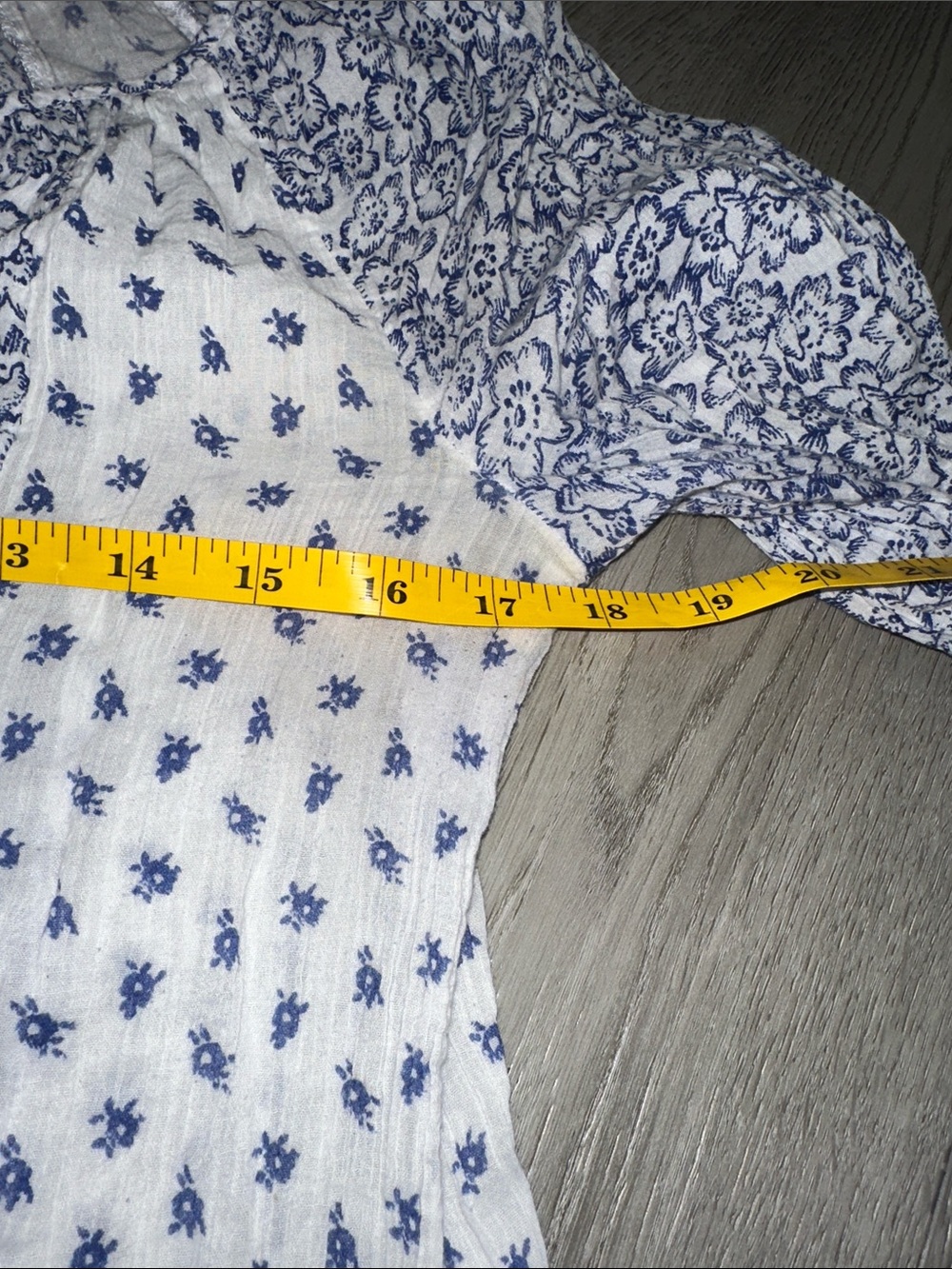 Old Navy Blue and White Mixed Print Peasant Top size Medium - Picture 5 of 6